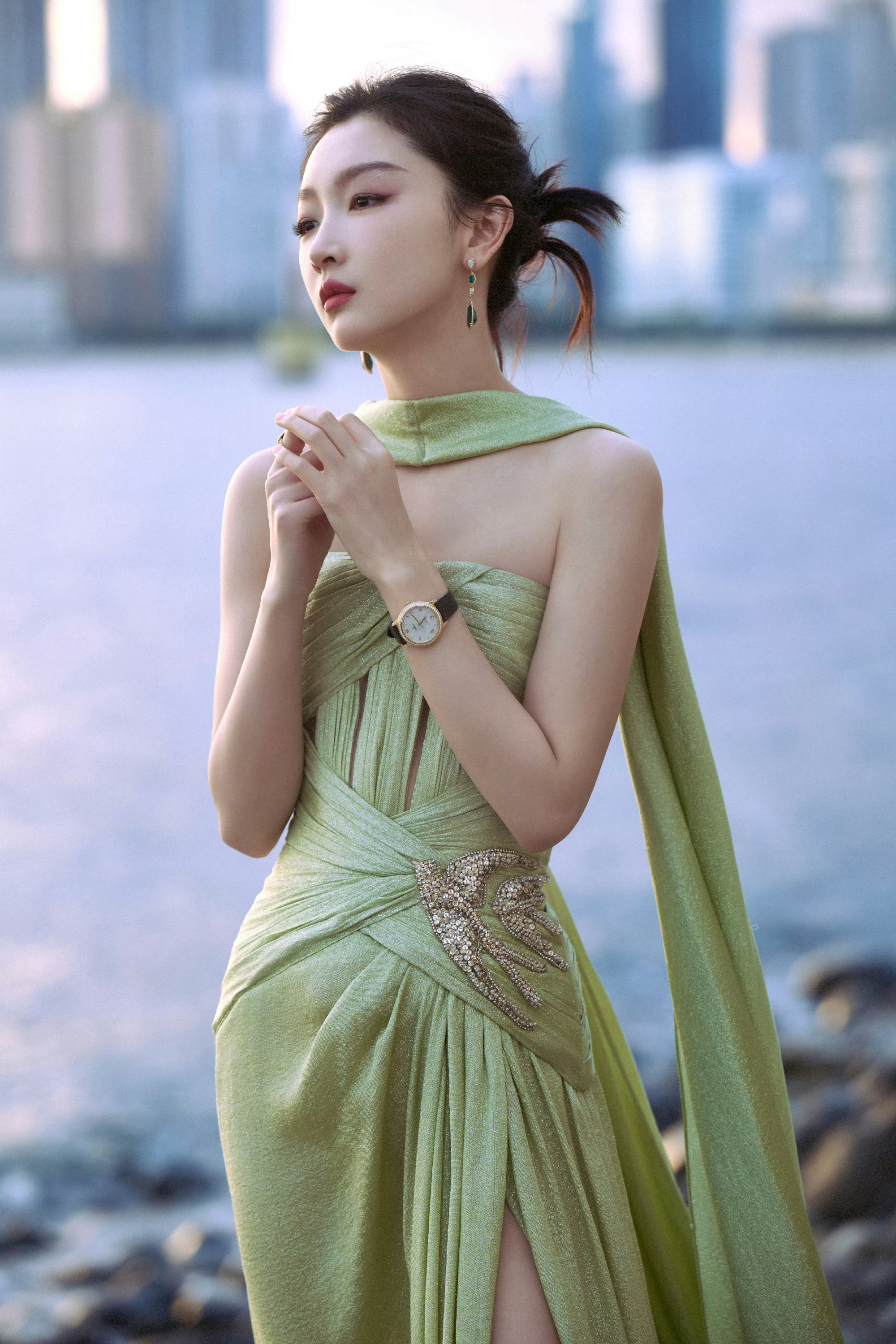 周冬雨，釜山电影节闭幕式造型，街角里的金色浪漫。周冬雨