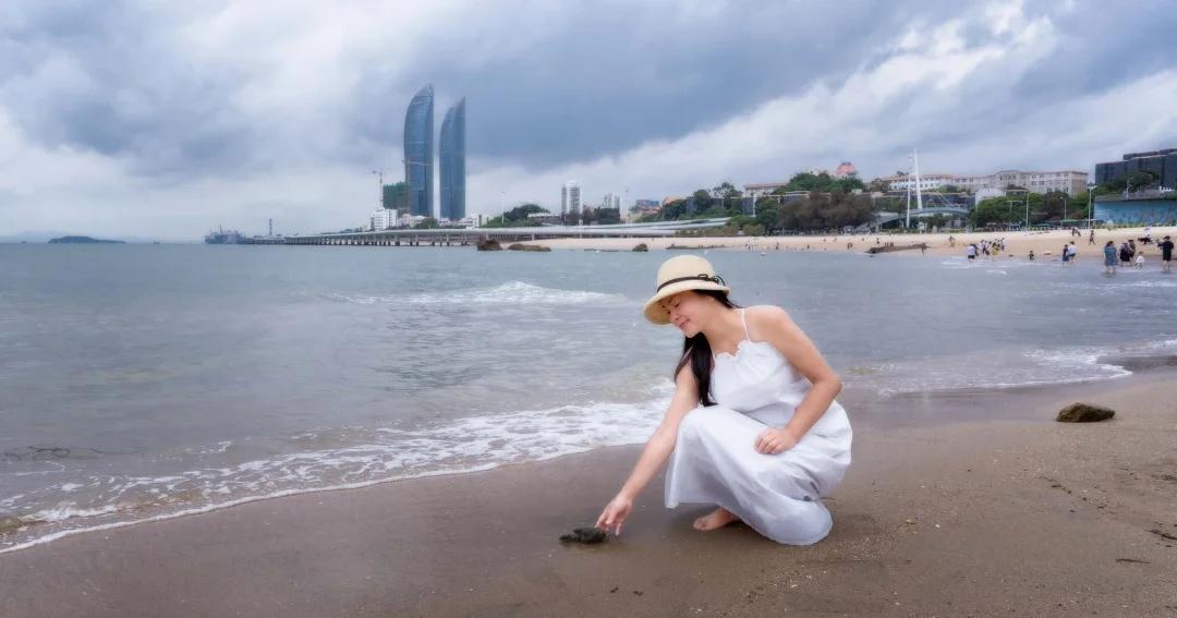 听海，厦门再续六帧蔚蓝，听海轻吟，邂逅海岸温柔瑾萱摄影日记厦门海边人像海