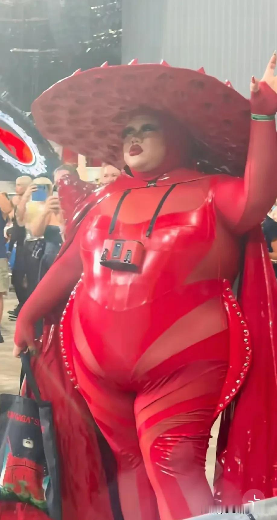 LadyGaga浑身洋溢着自信与松弛之感，丝毫不见身材相貌方面的焦虑，凭借独特