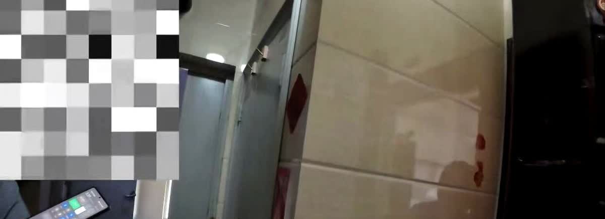 丈夫小张回家发现屋里反锁打不开门，连续拨打了几通电话给妻子但都未接通。于