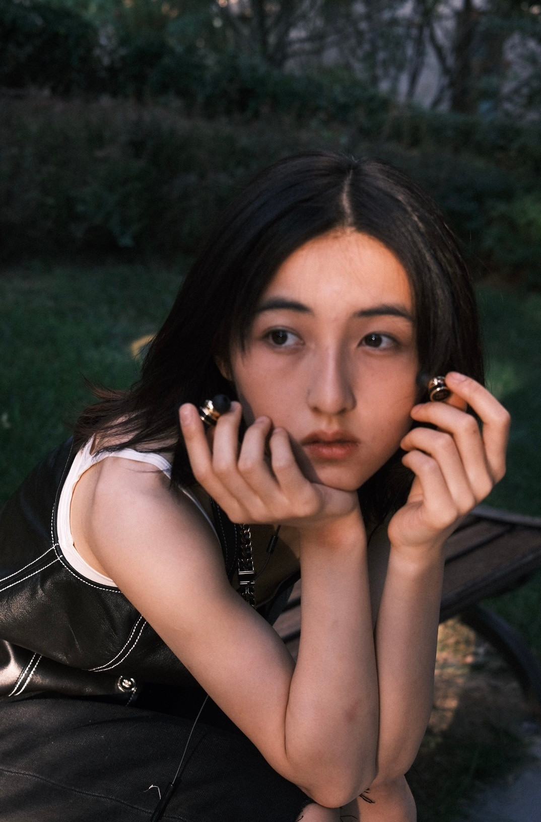 张子枫秋日氛围感美照，阳光午后自在甜美​​​