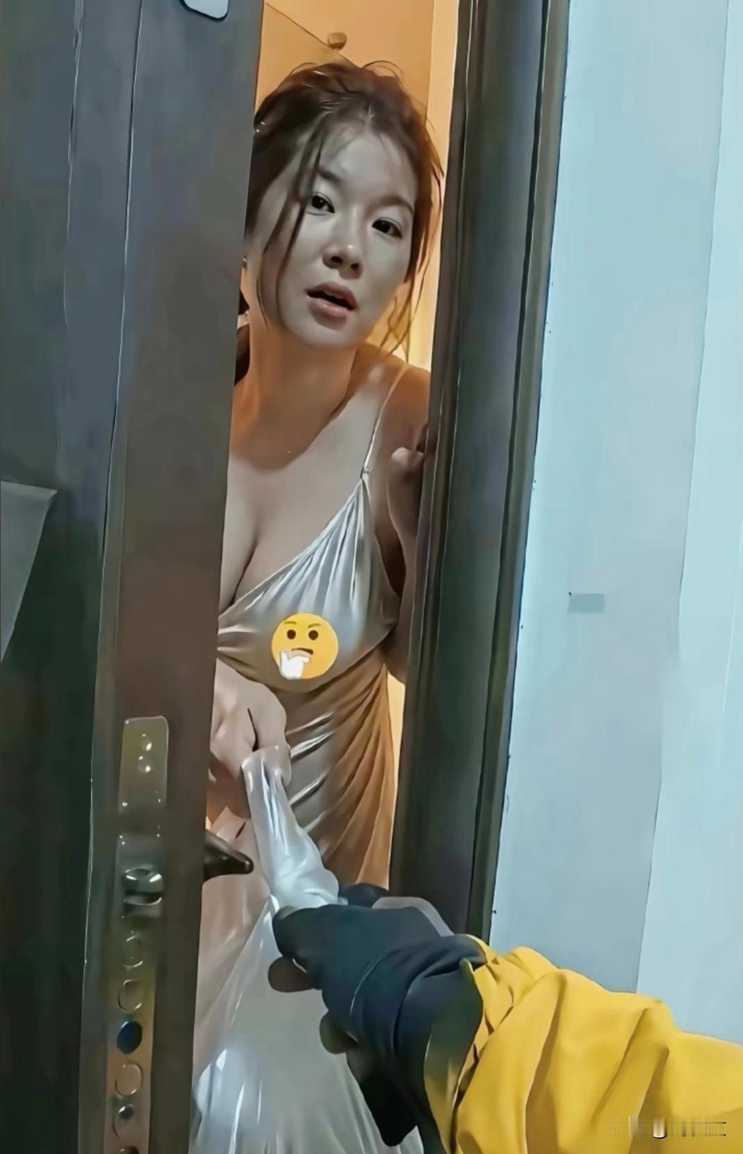 我是外卖员，给大姐送外卖，门一开，吓我一跳！一看这表情，就知道人家在干活，干饿了