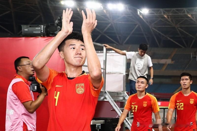 U23国足球员向球迷致歉U23国足球员致歉这事儿有点耐人寻味。此前U23国足3