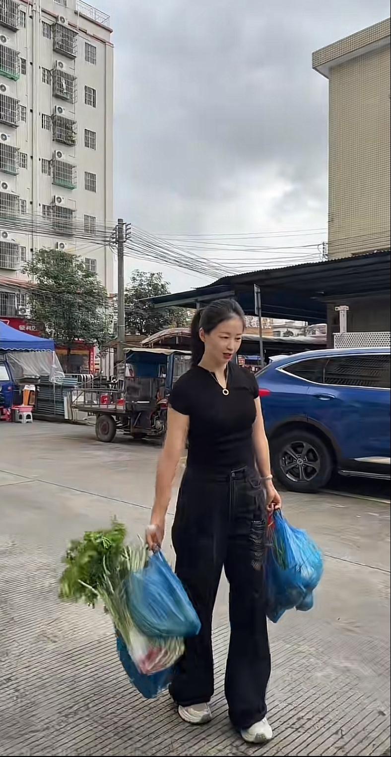 张大炮的老婆，太狠了，开着大奔驰去买菜，怪不得他的老婆经常锻炼，不锻炼真不行啊，