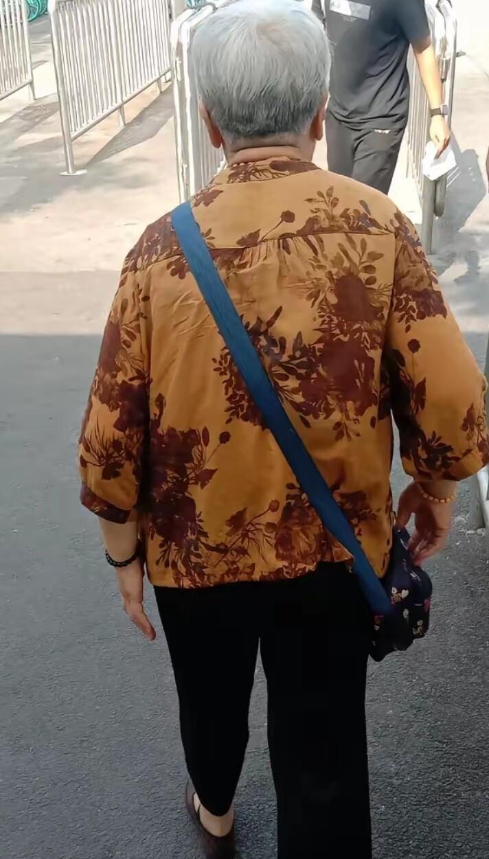 89岁住6楼没电梯，一天爬三趟，老太太说句话让我想了一晚上早上七点多在小区门口