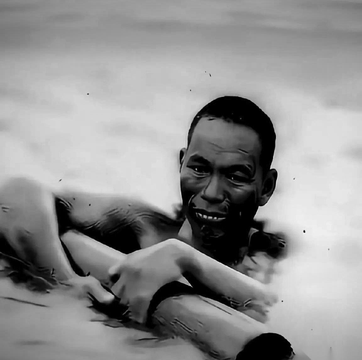 1937年，浙江嘉善。一个中国侦察兵被日军堵在了江里。探照灯死死地钉在他身上，水