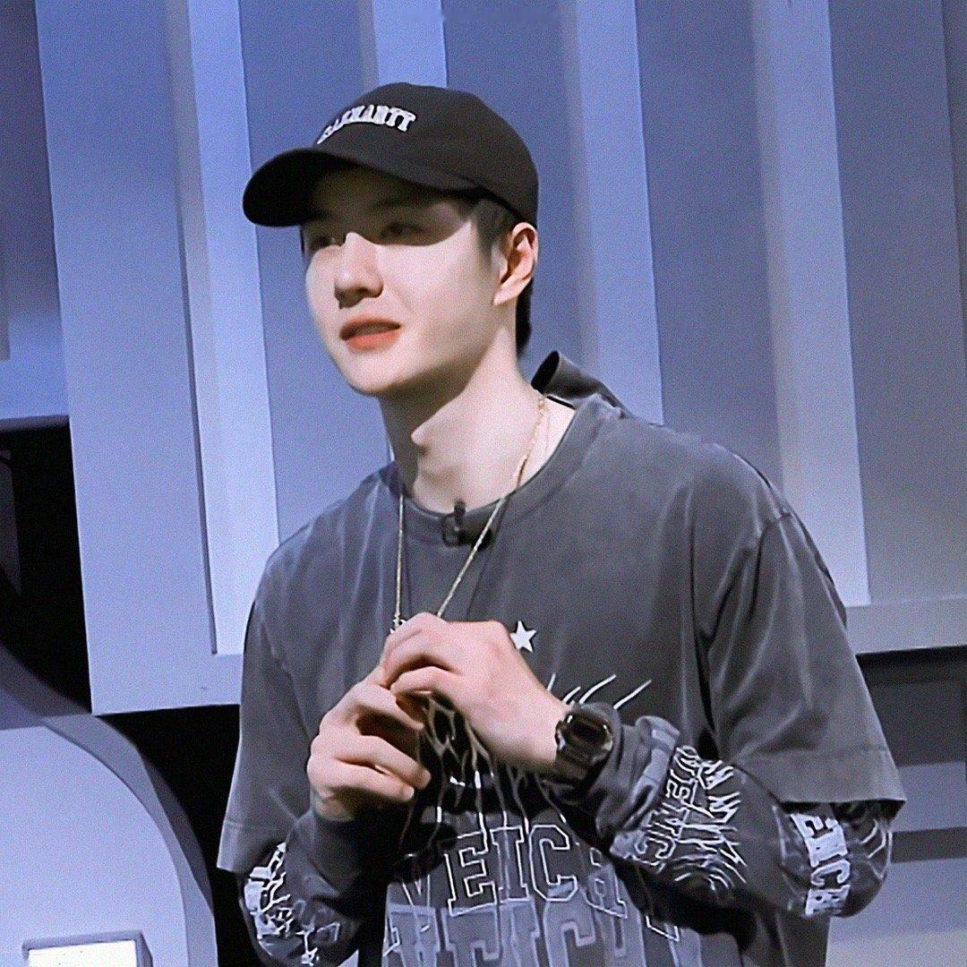 好爱他这身太潮了，王一博是真的好会穿