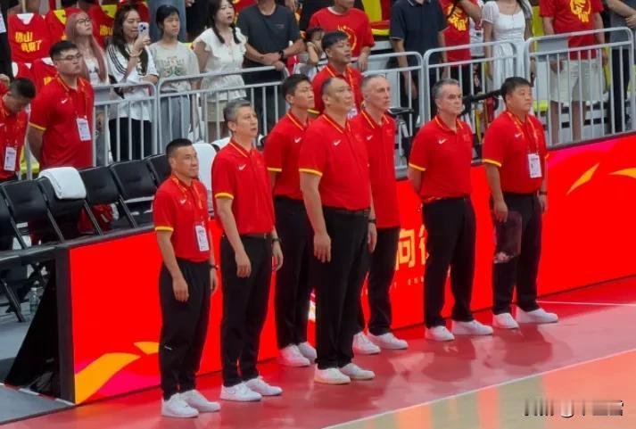 别高兴的太早了，中国队是赢在裁判身上！中国男篮83-78险胜乌拉圭，是中国