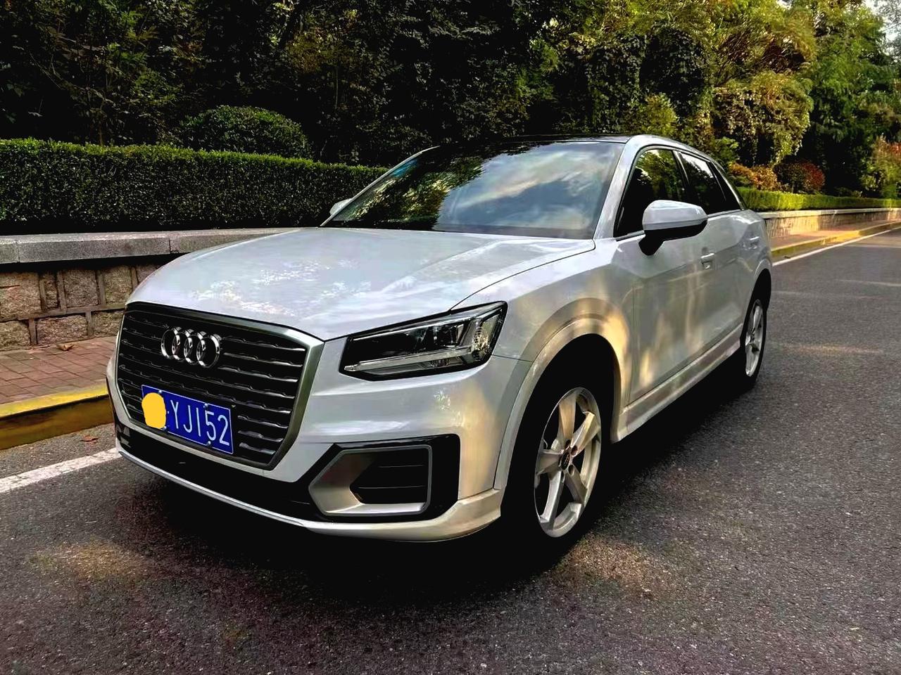 这是奥迪极其有争议的车。销量相当的惨淡，在路上能见度比劳斯莱斯更低。它就是奥迪q