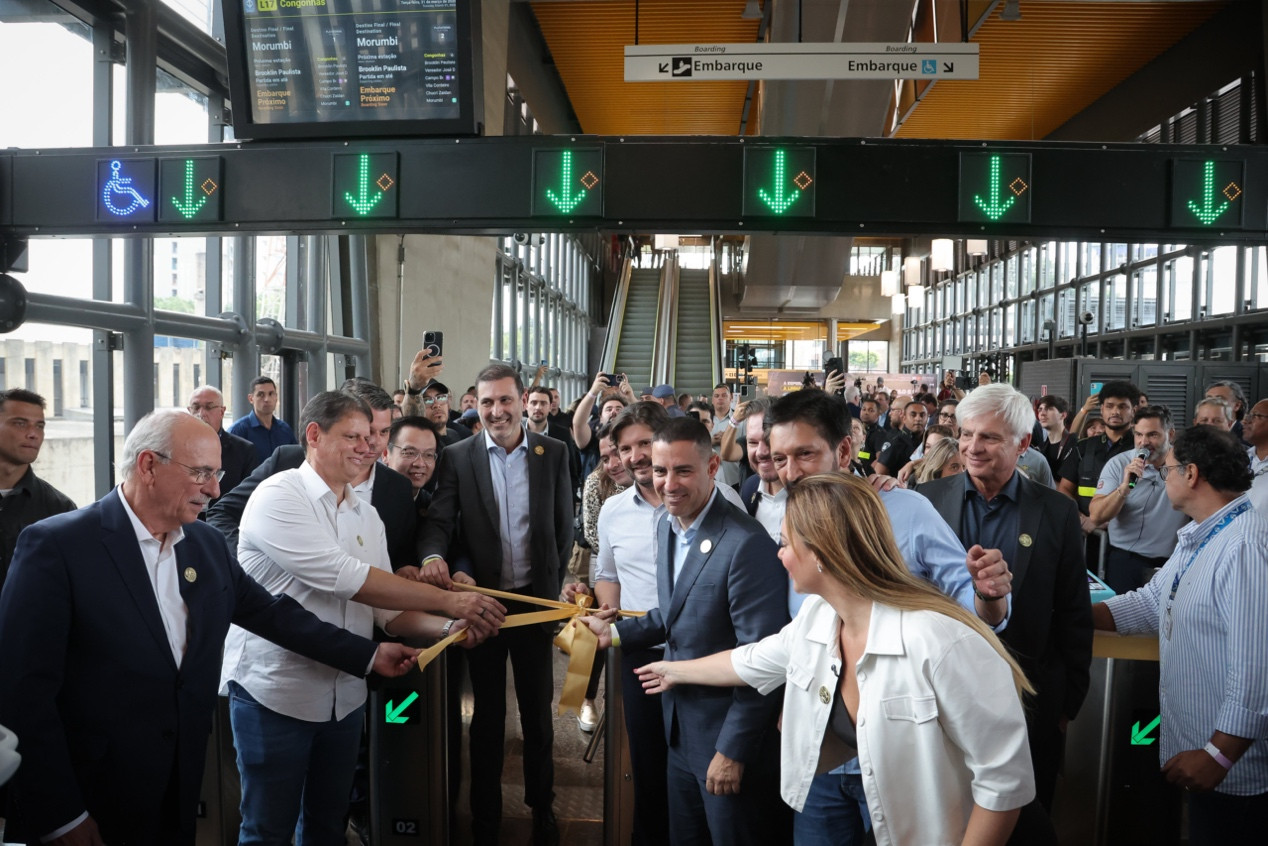 从巴西圣保罗的烂尾工程，到如今飞驰在天际线上的“绿色动脉”：比亚迪云轨17号黄金