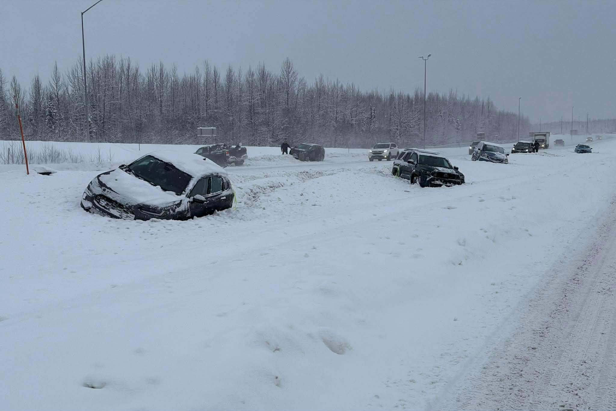 美军傻事美国路易斯安那州巴克斯代尔空军基地的B-52轰炸机模型年久失修损坏，阿