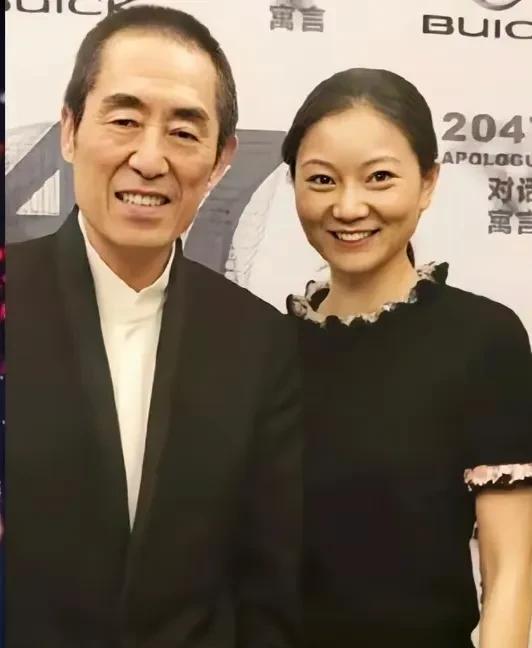 张艺谋总念叨，陈婷是他的“宝藏老婆！说她性格温柔体贴，骨子里透着传统劲儿，把家