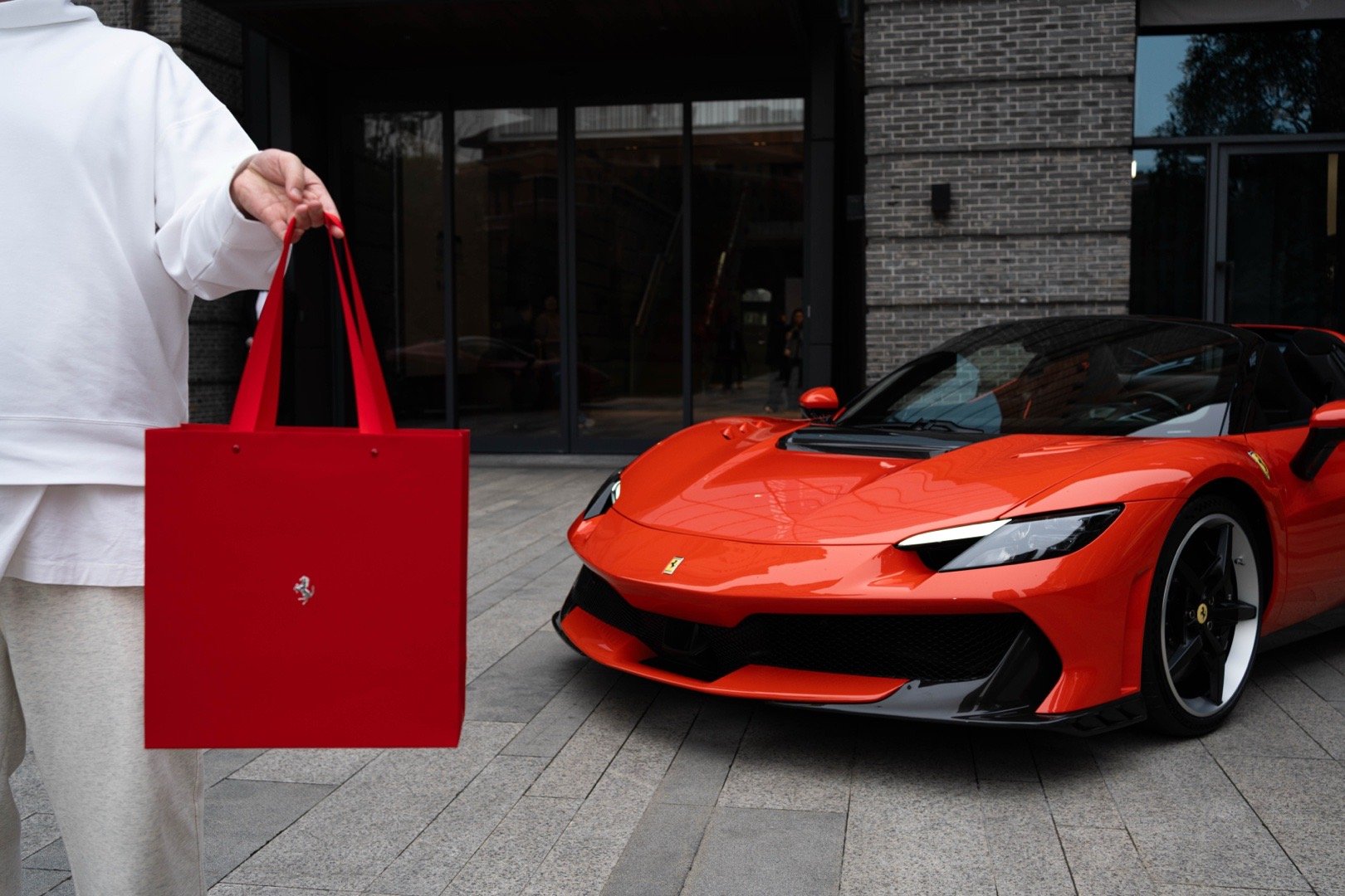 开箱一下法拉利车主的新年礼盒大箱子质感满满开箱要慢点里面的盘子比较重马到成