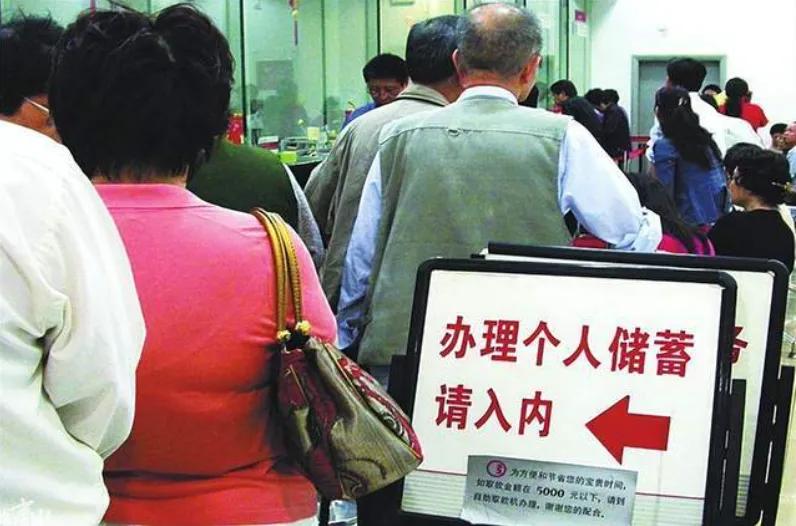 大家发现了吗？最近社会出现了三个反常现象，一个比一个离谱。第一个，年轻人疯抢