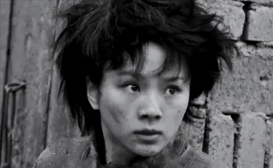 1943年，胡二嫚被铁丝穿透锁骨时，她盯着自己裸露的双腿，血沫从嘴角涌出来：“
