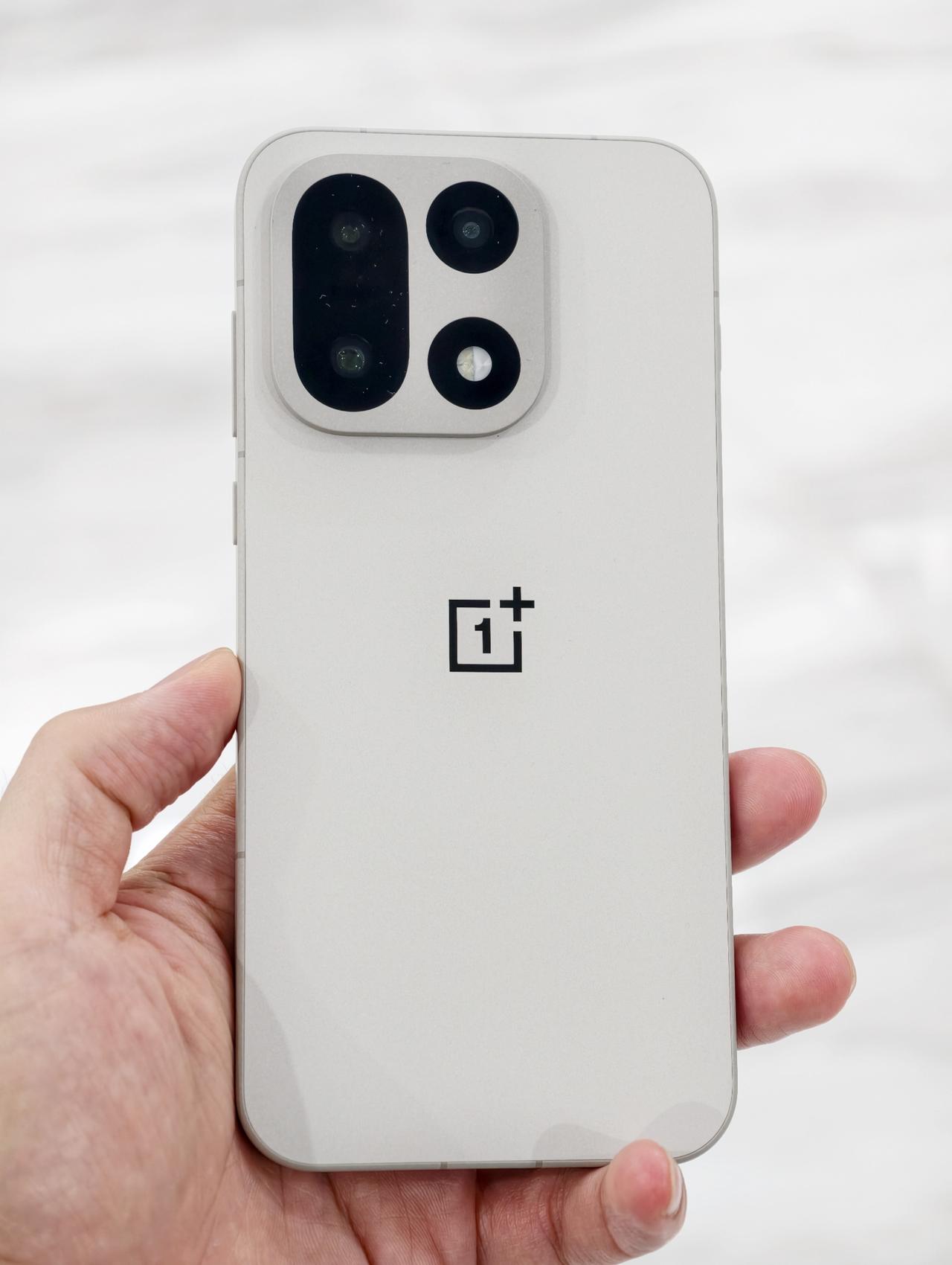 一加15有5种存储规格：12GB+256GB16GB+256GB12GB+