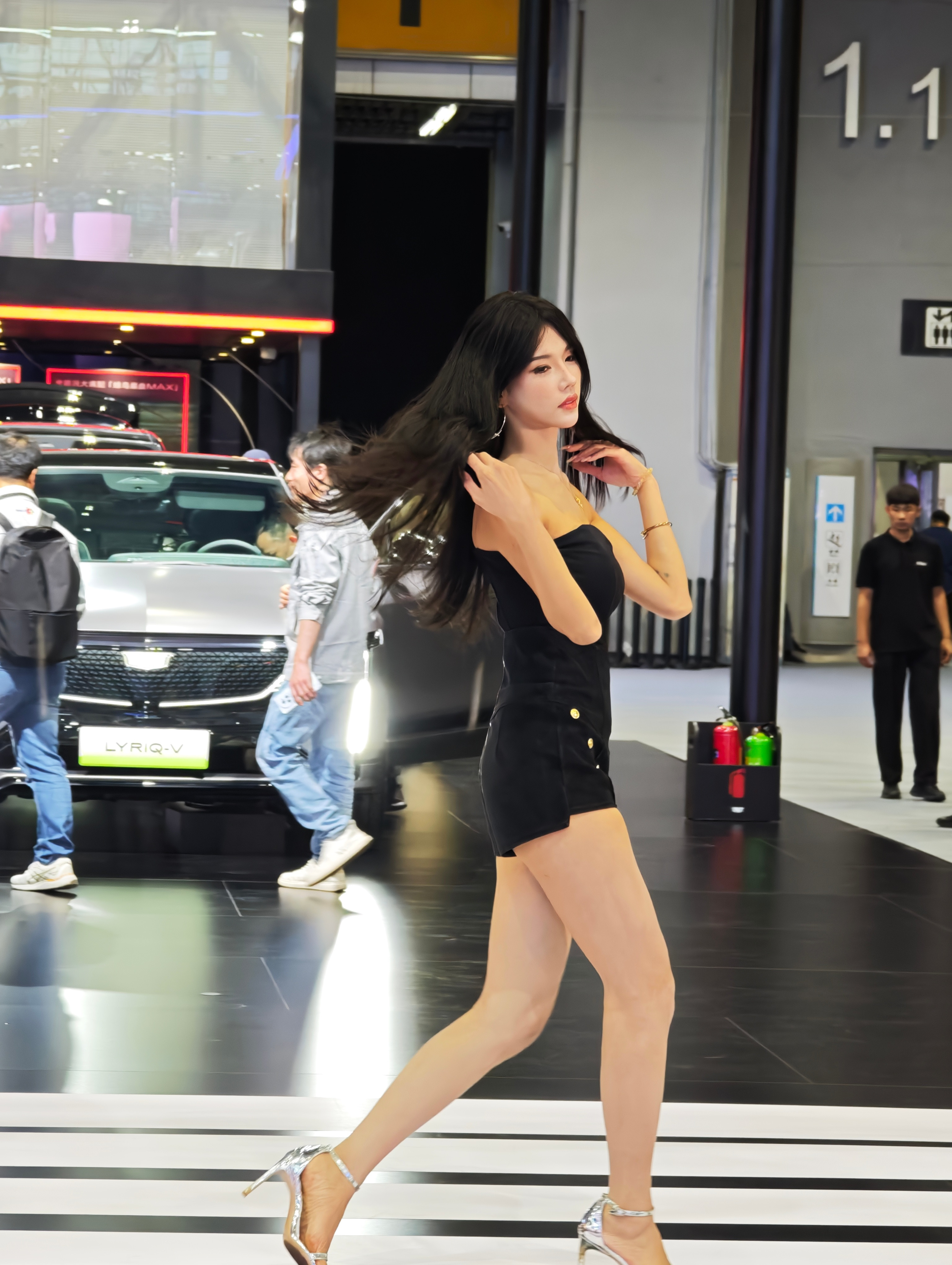 今早哪位粉丝大哥要看车模来着？有需求必达到