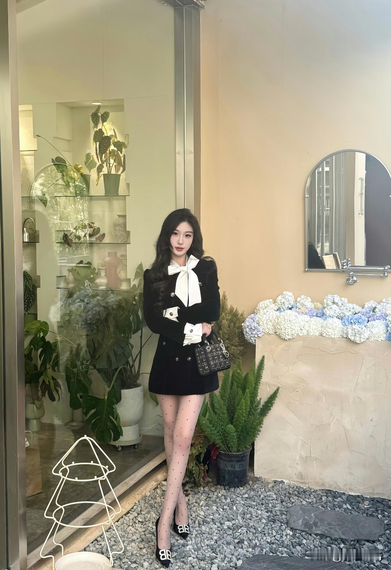 优雅黑裙穿搭，精致花艺背景，时尚感十足！