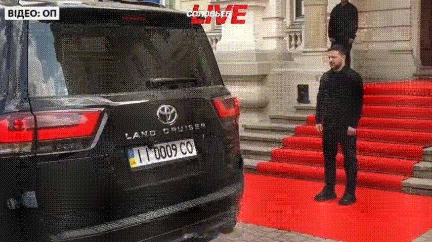 这两天俄媒疯狂传一段视频：瑞典国王卡尔十六世·古斯塔夫下车后，泽连斯基伸手去握，