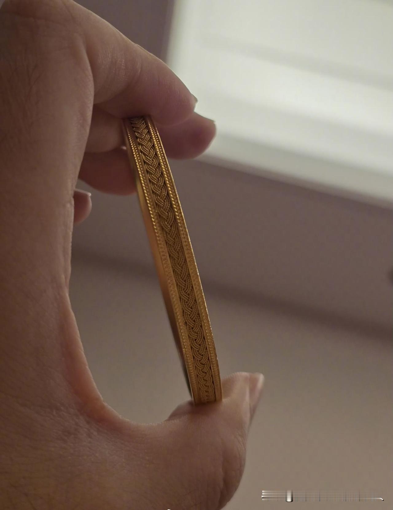 这只金镯子我戴了快十年了，记得当年买的时候，金价才340一克，50克一共花了17
