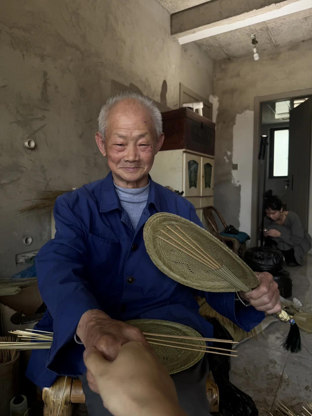 与86岁的爷爷达成一致，把岭根草编扇带出圈！