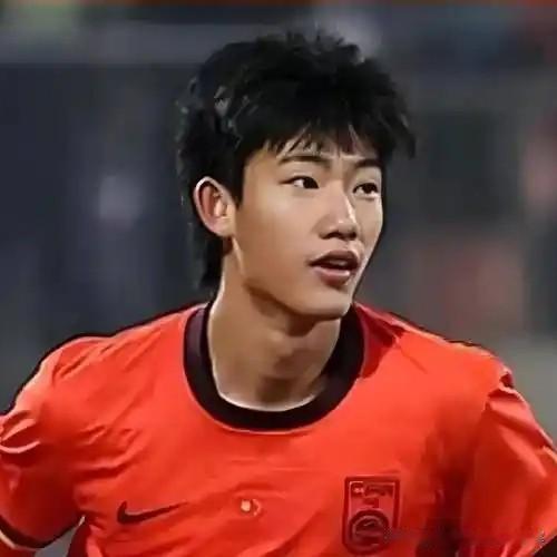 重点看这名小将——赵松源！中国U17主力中锋，09年出生，身高1米94，清华附