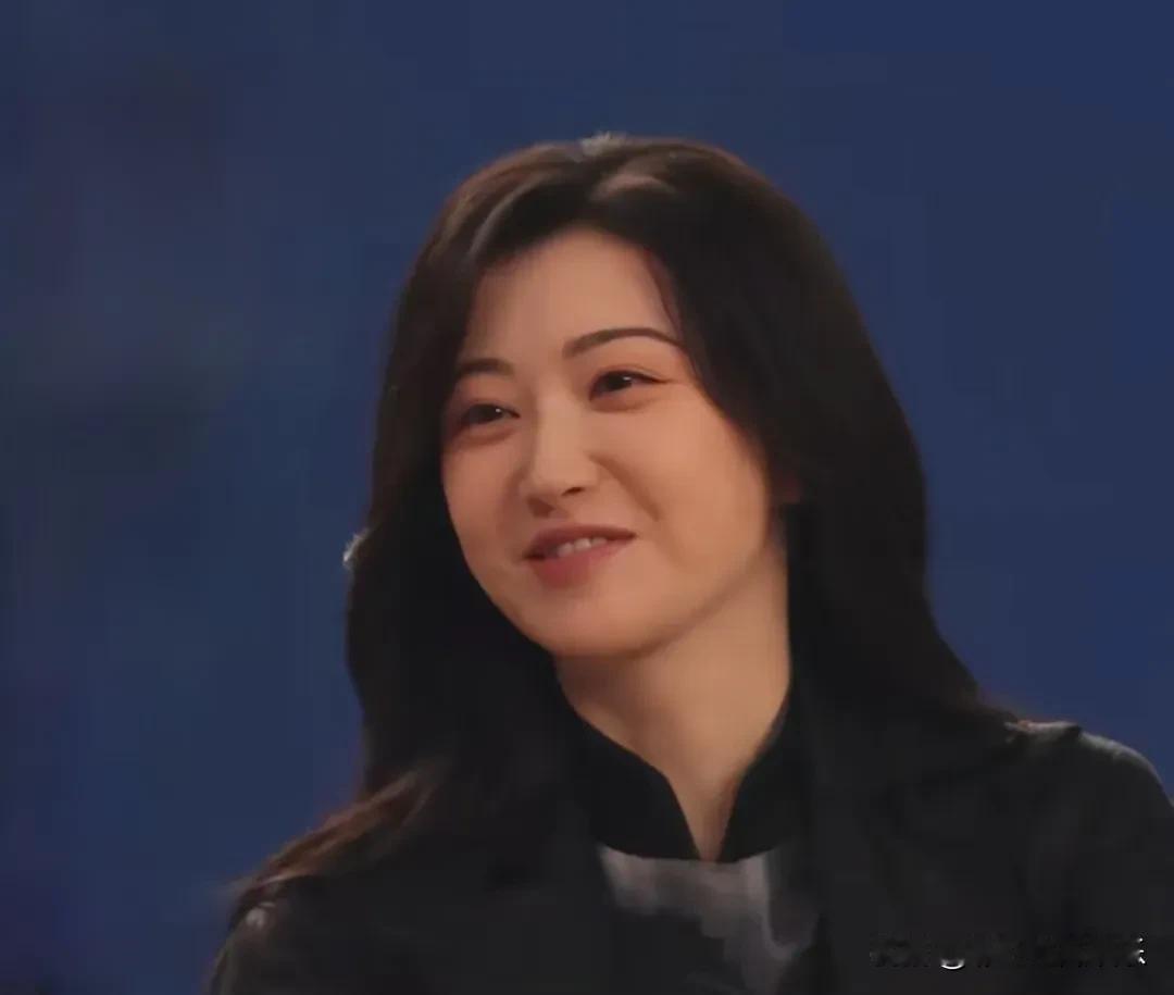 景甜发福以后居然撞脸贾玲，肉嘟嘟的脸加上小梨涡，美则美但也很慈祥。她是北影校