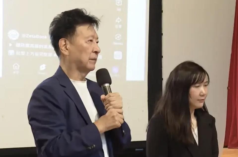 赵少康带着柳采葳开记者会了！直接放话明天就告AI网军，这波硬刚看得人一愣一愣的。