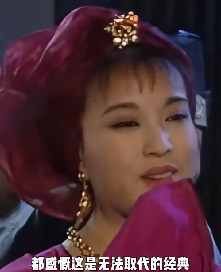 难怪武则天中刘晓庆的领口高耸入云，起初还以为是为了防走光，毕竟以前的年代都较为保