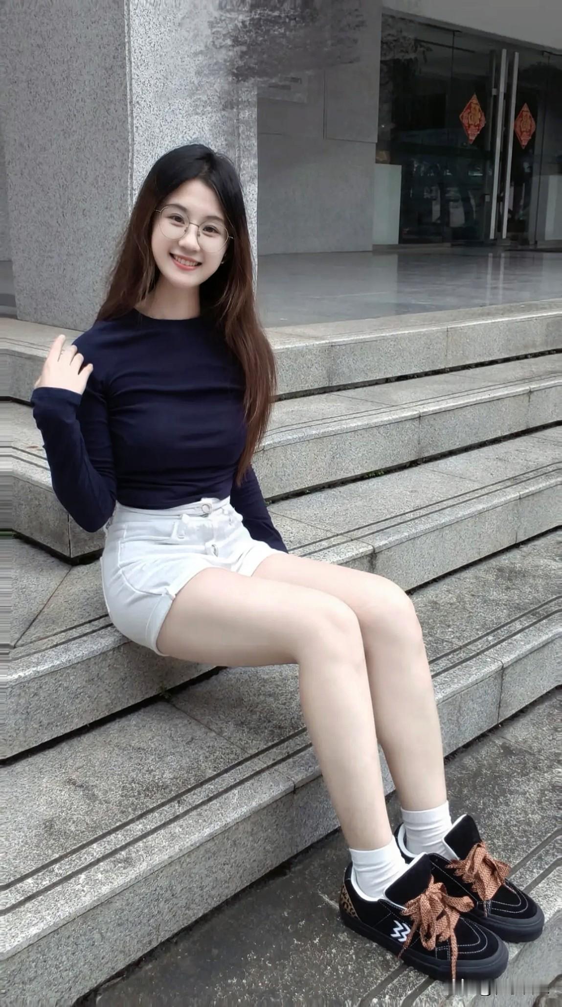 少女倚坐台阶，眉眼弯弯，唇角漾着清甜笑意，眸光里盛着细碎温柔，甜意漫了满身～今日