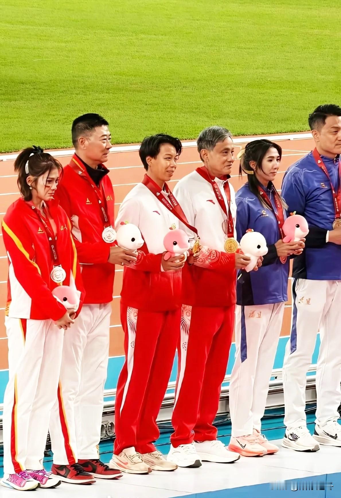 “孤勇者”刘景扬！泛黄的运动鞋像面镜子[赞]没有粉丝，没有流量，没有包装，没有