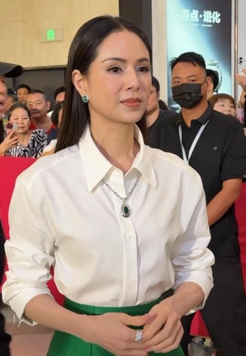 59岁的李若彤参加线下活动生图，这保养真得太牛了，头发乌黑，脸上和颈部基本没啥皱