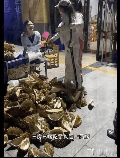 山东东营的一个夜市上，两女子买了一颗榴莲，两人分着吃。吃了一半多后，其中一女子跑