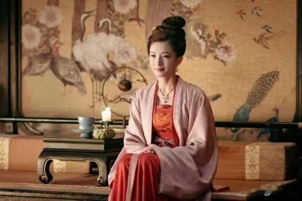 1049年，宋仁宗的张贵妃仗着自己得宠，便和曹皇后说：“听闻圣人您的仪仗雍容华贵