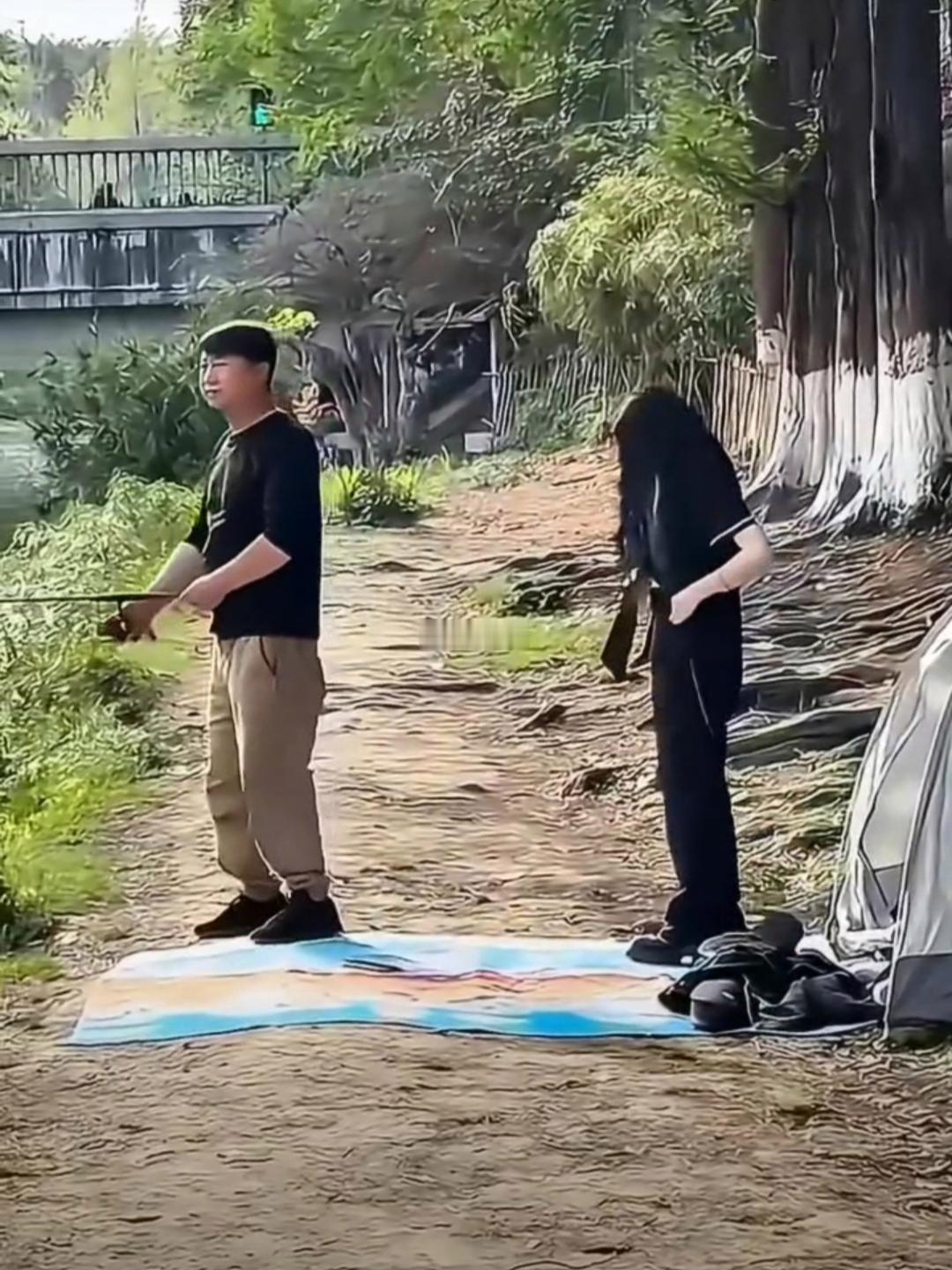 难怪钓鱼要支帐篷方便休息