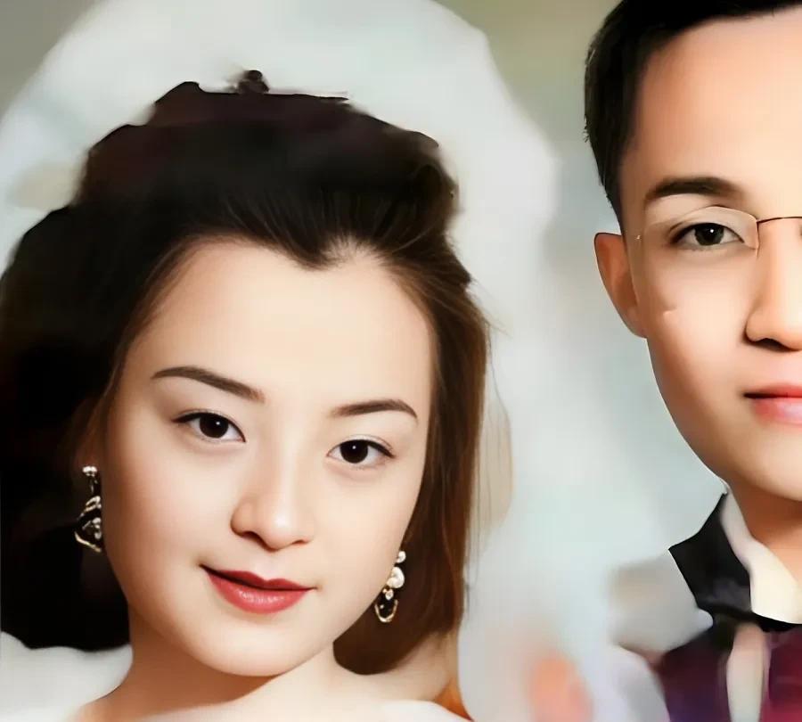 这是1948年，金庸与杜治芬的结婚照。彼时，金庸才24岁，文质彬彬，相貌儒雅，当