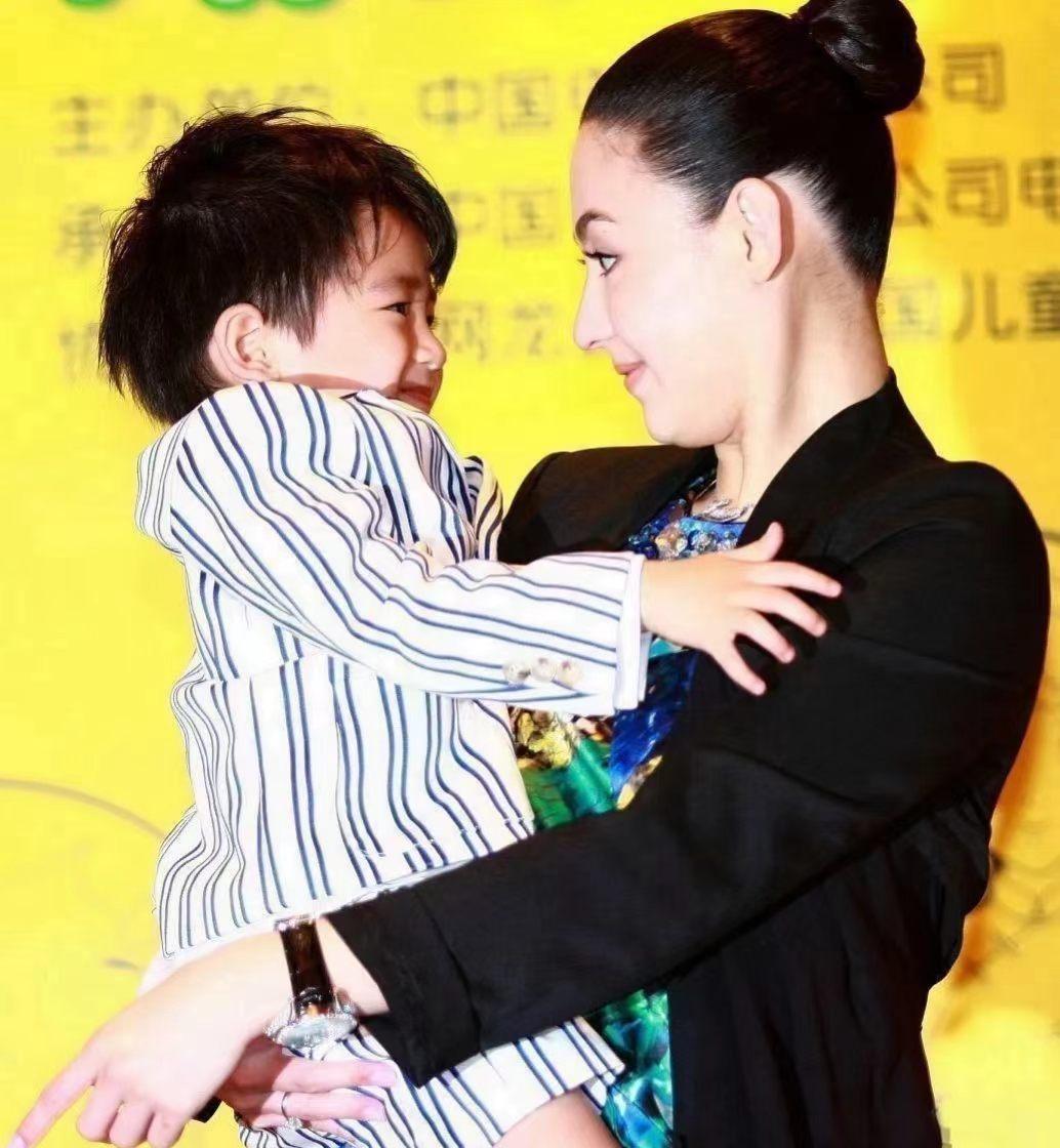 破案了，原来张柏芝当初生第3个儿子，并不是因为太喜欢孩子了，也不是因为很爱小儿子