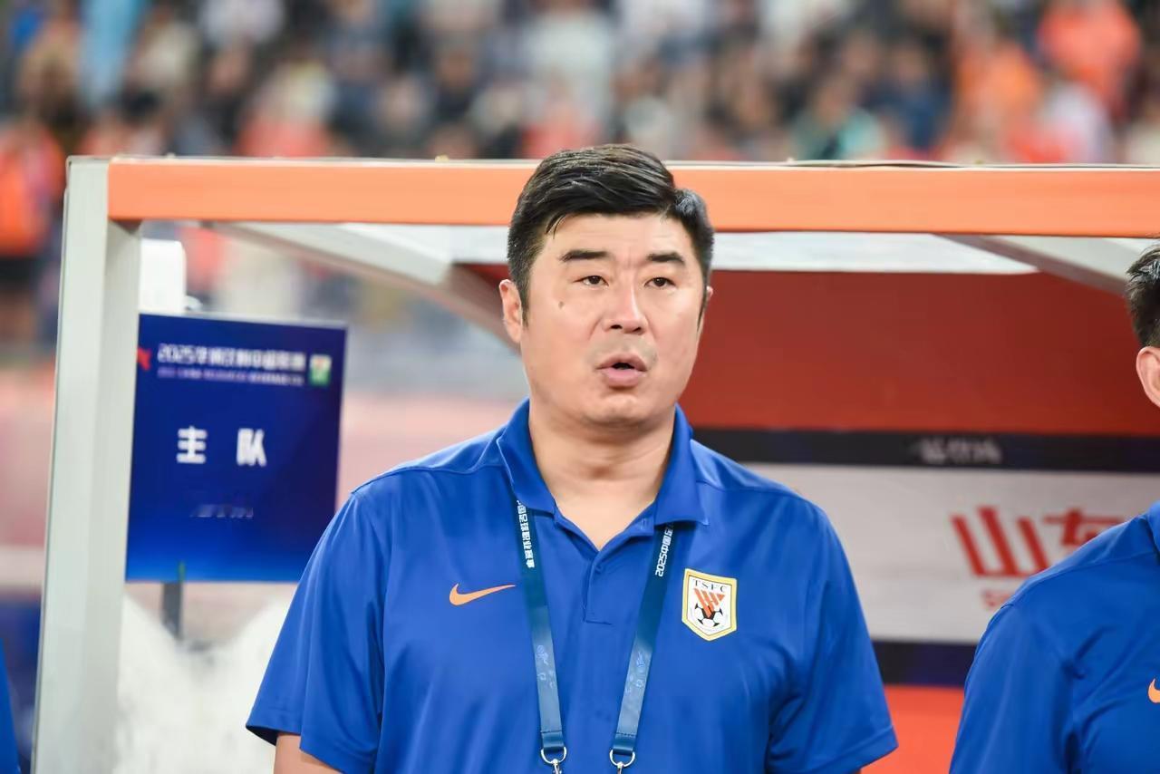 山东泰山队本赛季的下滑是多重危机叠加的必然结果：1.核心缺阵：进攻绝对核心