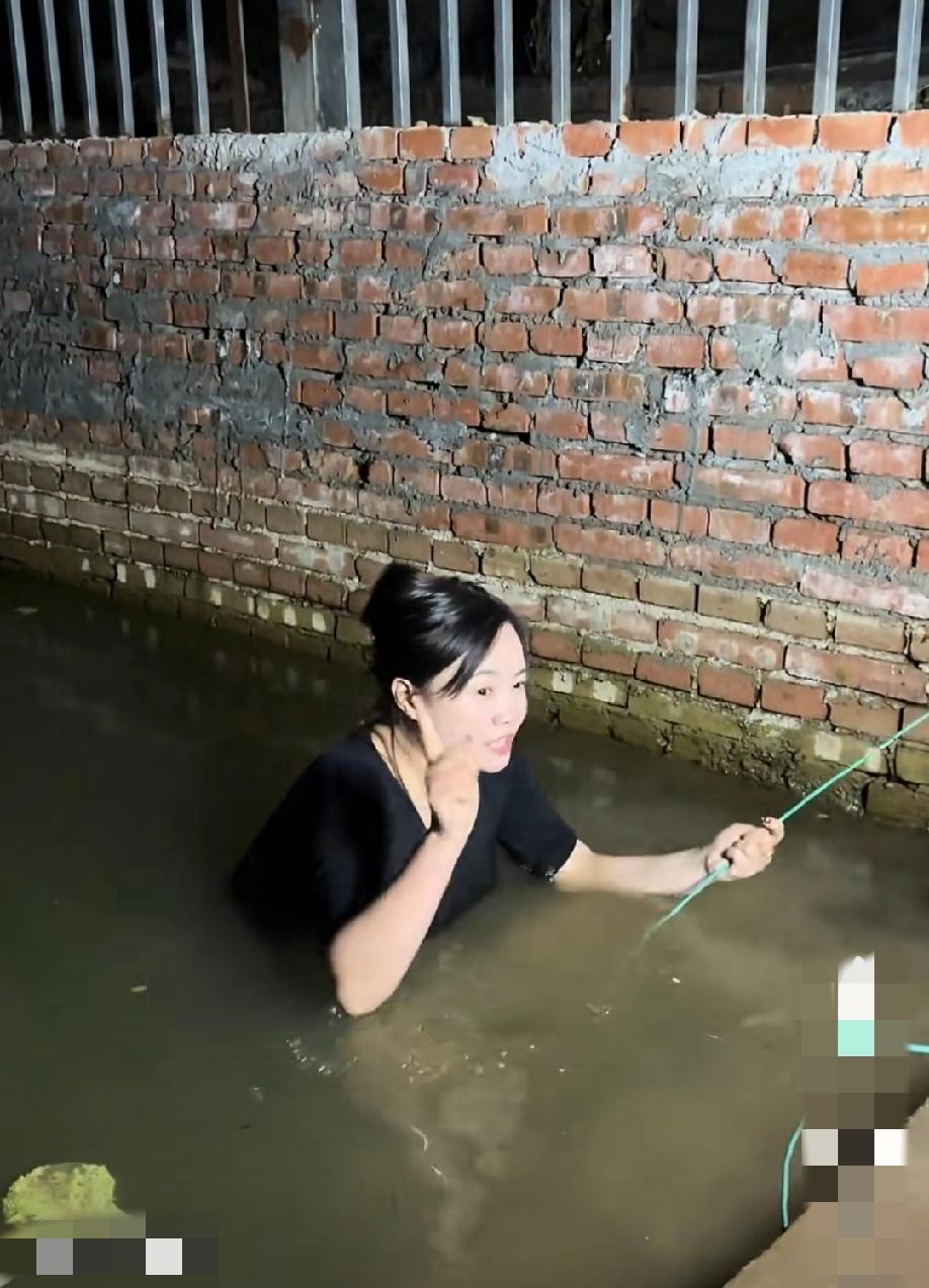 四川巴中一女子，因在某音平台打PK输了，在寒冷的冬夜（凌晨3点）在野外河里入水十