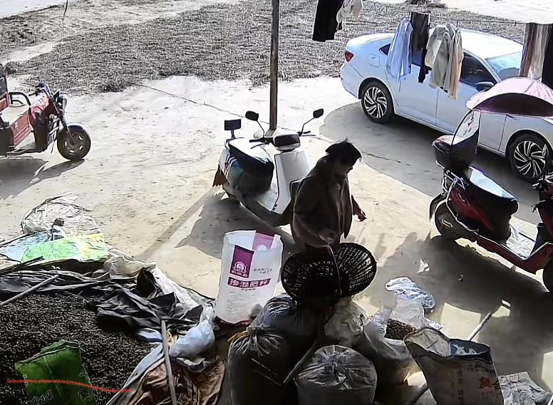 家里老人趁着宝妈外出，偷偷剃光了孩子的胎发，而宝妈被气得大哭，在网上发视频控诉老