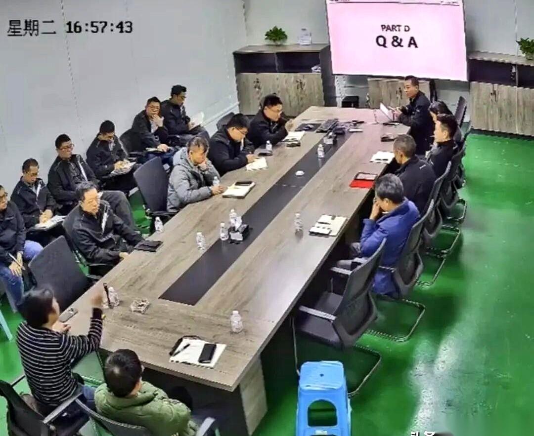 张雪的公司，终于被人看到了最生猛的一面。他直接在视频里撂下一句话：“我们公司，