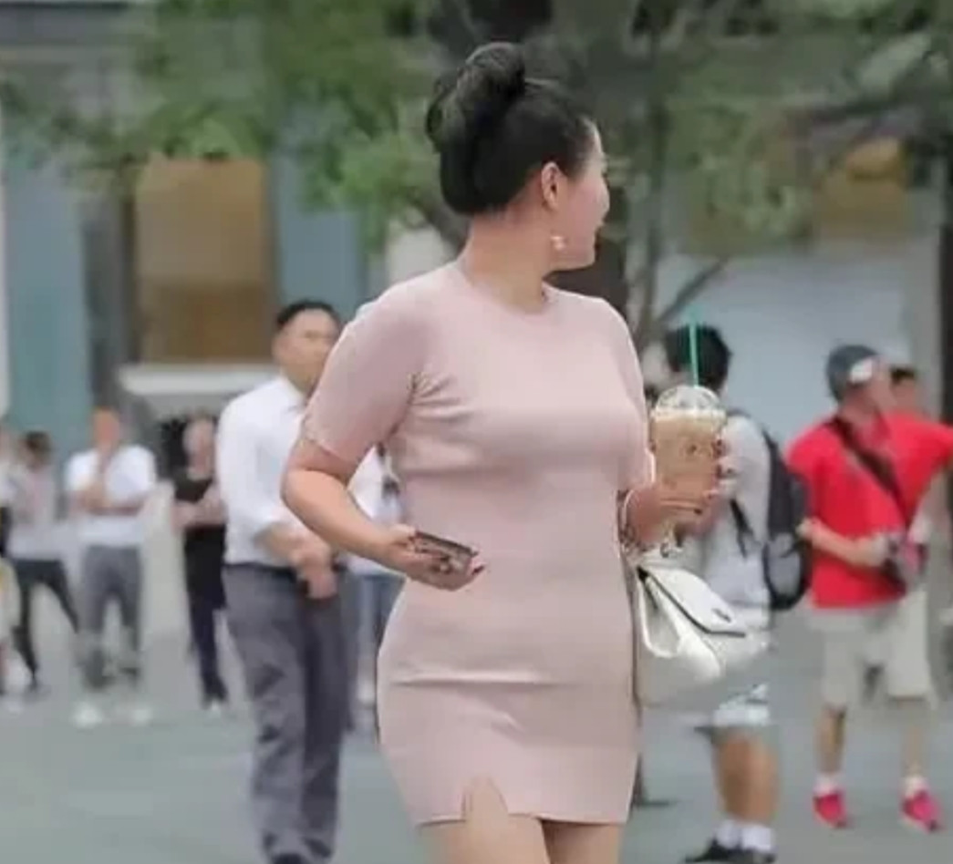 “讨厌这些中年大妈，一把年纪了，打扮的像个小姑娘，梳着丸子头，穿着短裙子……，真