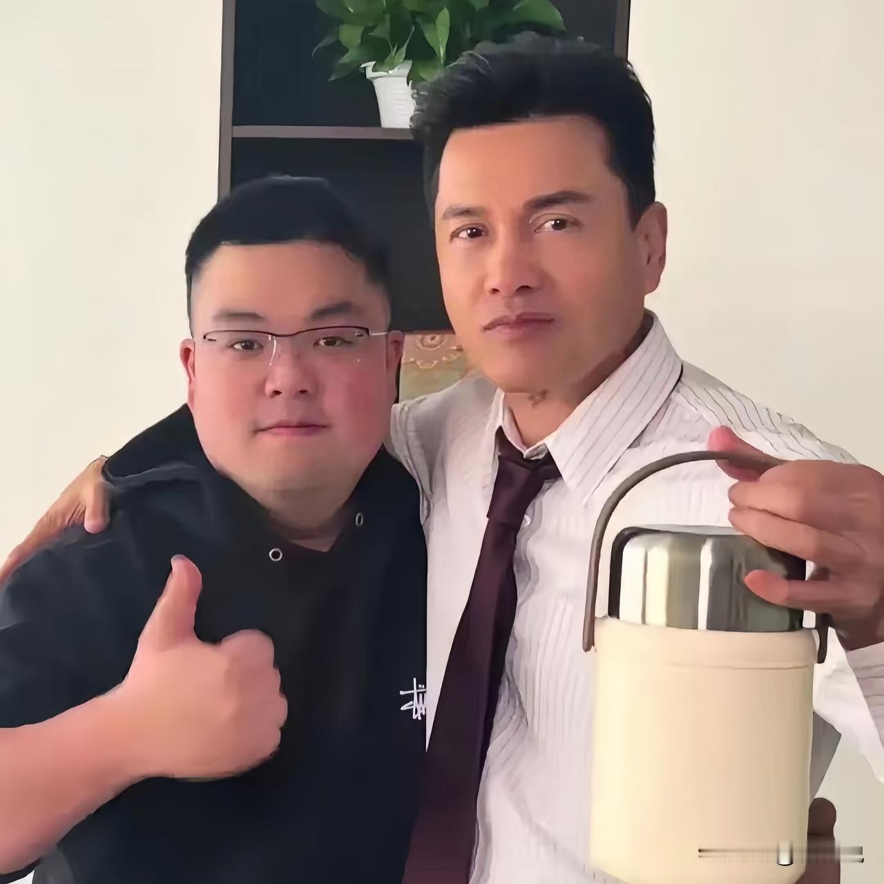 有一件事情！吕良伟怎么也想不明白，带儿子回家祭了个祖，上热搜的不是他，而是对