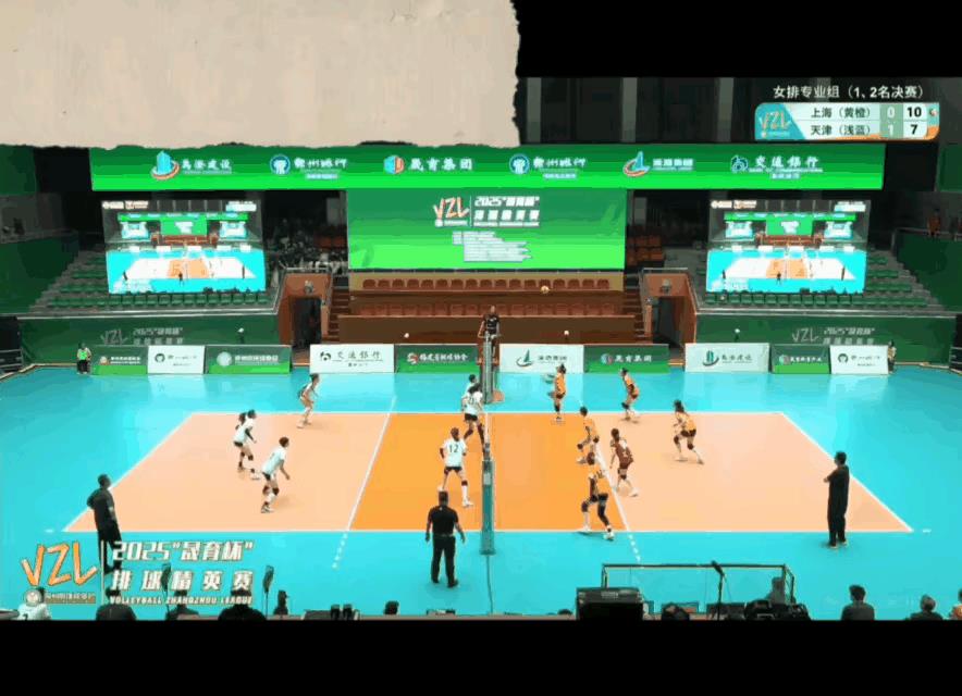 晟育杯冠亚军决赛天津3-1胜上海，其中有两名上海球员在比赛中不慎受伤，从图一图二