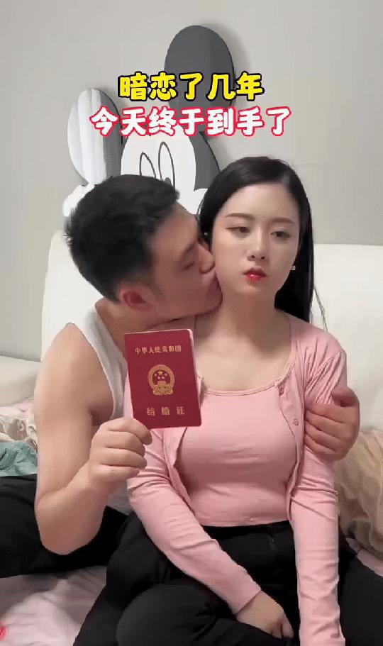 一位男士终于<em>抱得美人归</em>！然而，新娘明显愁眉苦脸，心不甘情不愿。这段婚姻虽