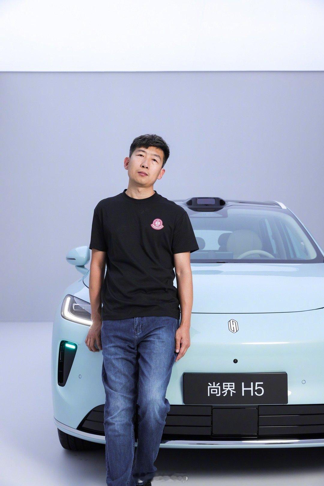 给鸿蒙智行尚界H5拍了一组颜值照片，怎么样？我和车谁比较好看？我觉得我可以出