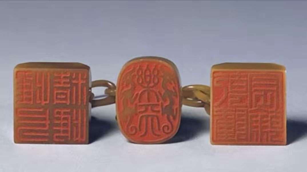 1950年，正在接受改造的溥仪听说中国要出兵援助朝鲜，突然找到看守，撕开自己的棉