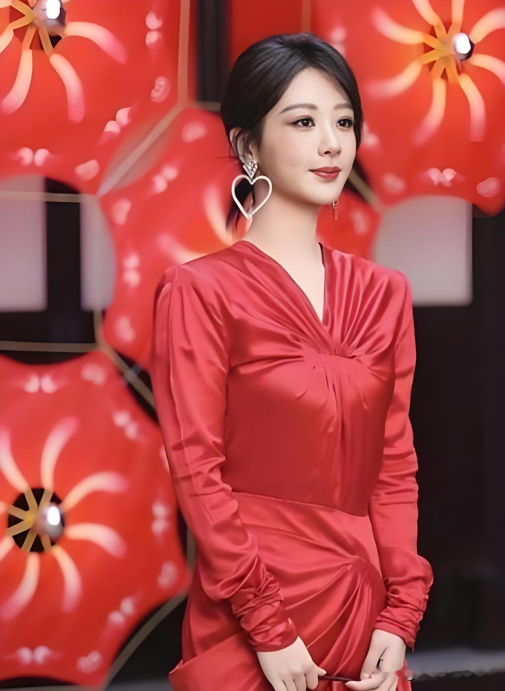 2026年9月28日金鹰奖提名典礼上，杨紫身着MaxMara2027早春正红色套装亮相，高马尾搭配眼