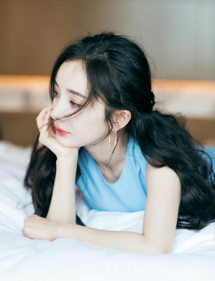 杨幂清新治愈的蓝色​​​，很符合春夏