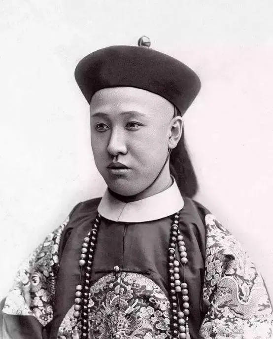1950年，28岁就退休在家的清朝摄政王载沣，晚年以90万斤小米的价格卖掉了曾经